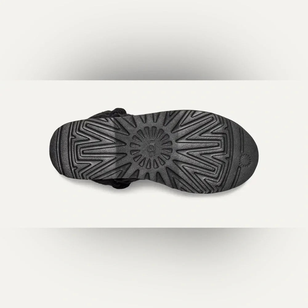 UGG Classic Short Villa Knit Platform Boot - Picture 8 of 15